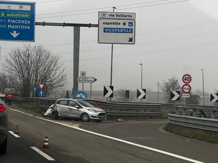 Schianto tra due auto in tangenziale Ovest: traffico in tilt