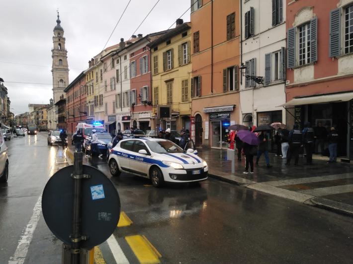 Violenza a barriera Repubblica: 17enne aggredito e colpito con un tirapugni all'ora di pranzo