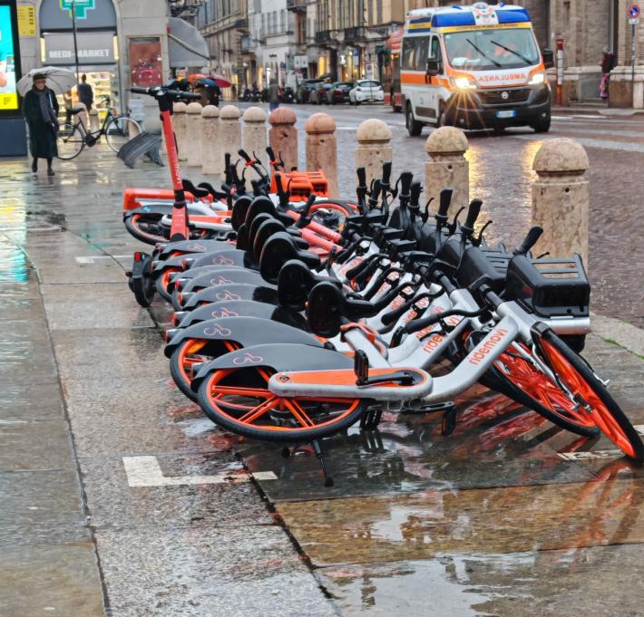 "Filotto di bici elettriche in piazza Garibaldi": la foto di Massimo Mari 