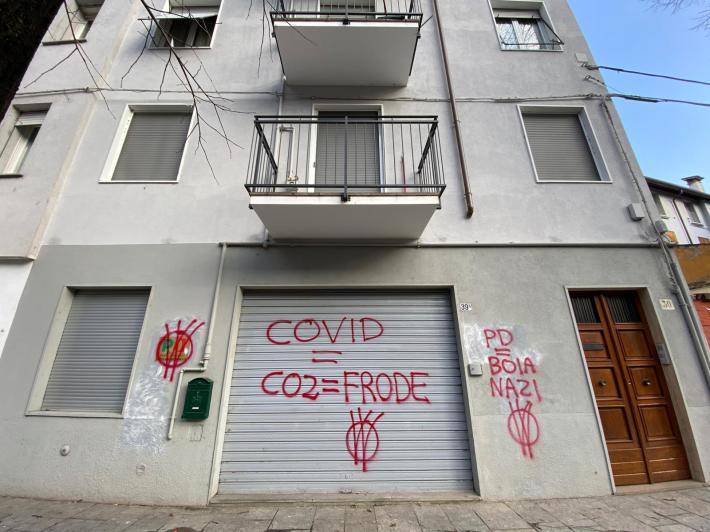 Il circolo Pd Oltretorrente imbrattato da sceritte No vax. Guerra: "Atti squallidi e poco coraggiosi"