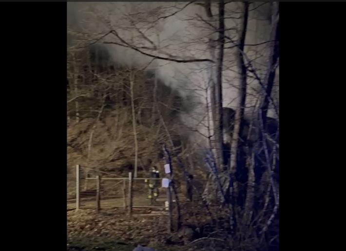 Bruciano 50 rotoballe fra Bedonia e Piane di Carniglia: tre squadre di vigili del fuoco al lavoro 