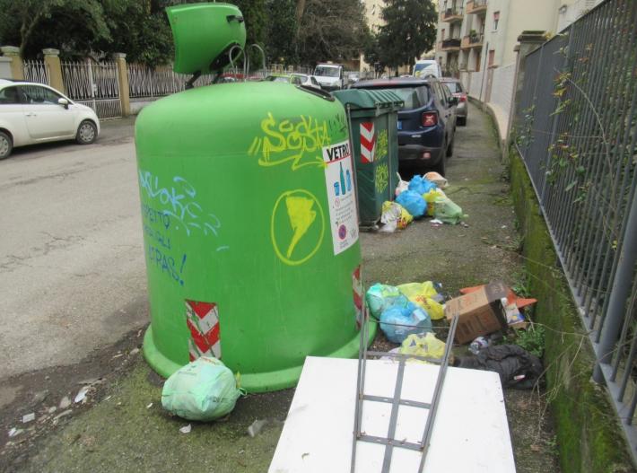 &laquo;Via Monte Bardone, una discarica nociva per l&rsquo;ambiente e per i pedoni. Ma &ldquo;comoda&rdquo;, probabilmente&raquo;