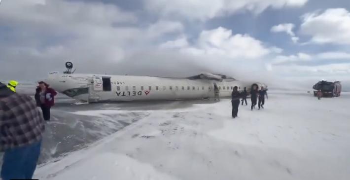 Paura all'aeroporto di Toronto: aereo Delta capovolto durante l'atterraggio 