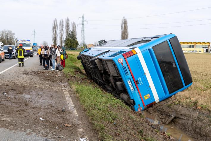 Scontro con un bus a Ferrara: morta una 36enne alla guida dell'auto, tra i feriti anche una giovane incinta