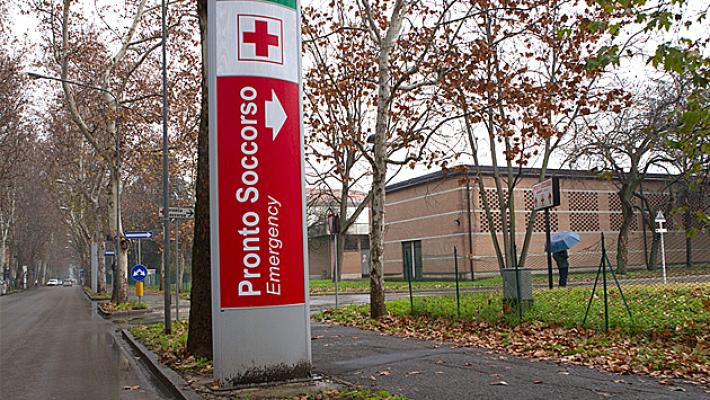 Sferra un pugno ad un'infermiera, denunciata una donna