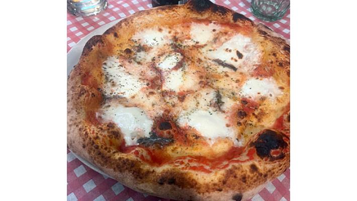 Al Petitot, lo stile classico e la pizza di Napoli tonda e al metro