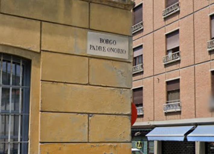 Ricatta un giovane, ha il divieto di dimora a Parma: beccato in via D'Azeglio finisce in via Burla