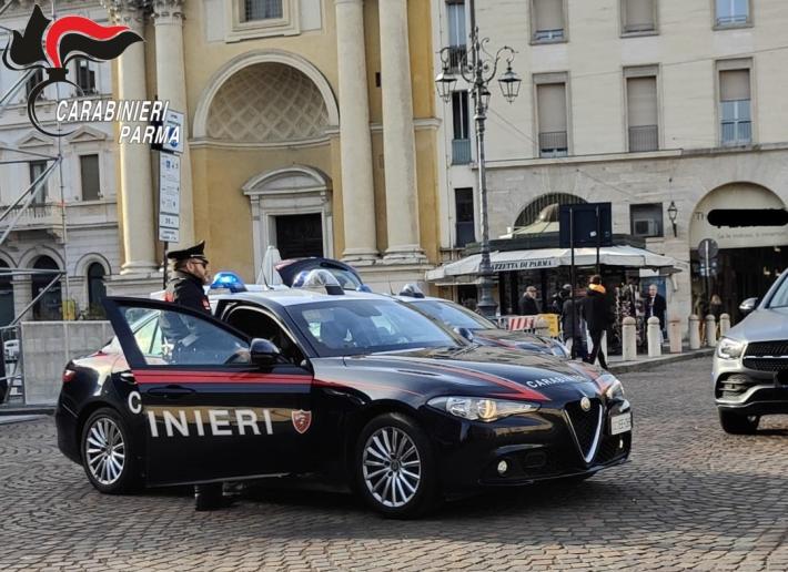 Ruba due gacconi da un negozio del centro e aggredisce la guardia giurata: 52enne denunciato