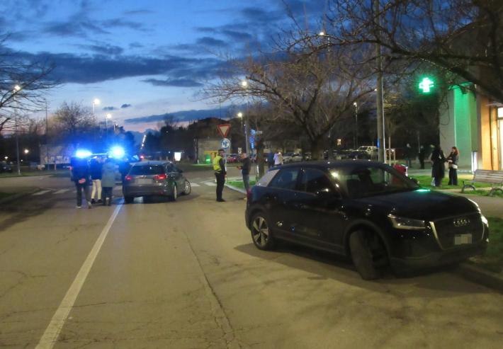 Auto sbatte contro un veicolo in sosta in via Picasso