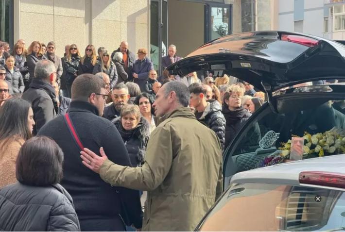 Ristoratrice suicida, ai funerali figlio indagato per istigazione
