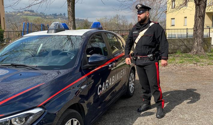 Ruba un bancomat e compie 13 pagamenti in vari negozi