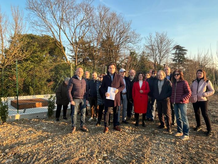 Maxi antenna vicino a case e asilo. L'appello: &laquo;Va spostata subito&raquo;