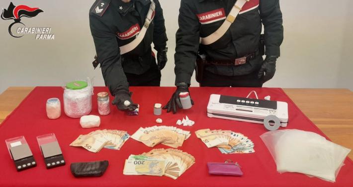 Parma: giro di vite contro lo spaccio, in auto &egrave;  stato trovato con 11 dosi di cocaina mentre altri 150 grammi sono stati rinvenuti e in due diverse abitazioni. Arrestato 30enne