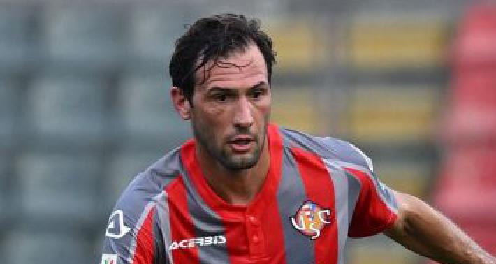 Insulti razzisti a un giocatore del Bari: la Cremonese perde il "Mudo" Vasquez per 10 giornate 