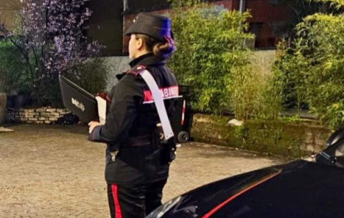 Molestie, offese e minacce anche con coltello ai vicini: denuncia e divieto di avvicinamento