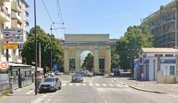 Auti fuori strada all'arco di San Lazzaro: un ferito al Maggiore