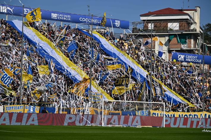 Lancio di rotoli di carta: nessuna chiusura della Curva, per il Parma ammenda di 15mila euro