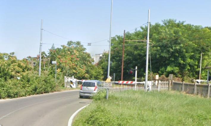 Caduto un albero nel passaggio a livello di via Volturno: arrivano in vigili del fuoco