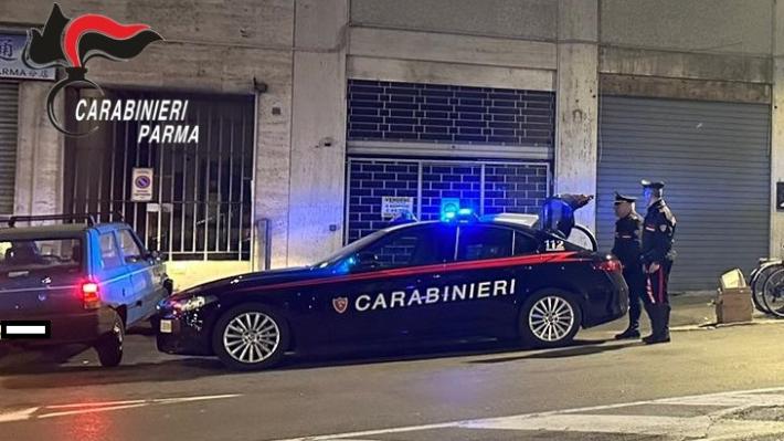 Parma: alcuni residenti allertano i carabinieri su un &ldquo;via vai&rdquo; sospetto di persone in un condominio del quartiere San Leonardo. Intervengono i carabinieri e sequestrano marijuana in un appartamento. 