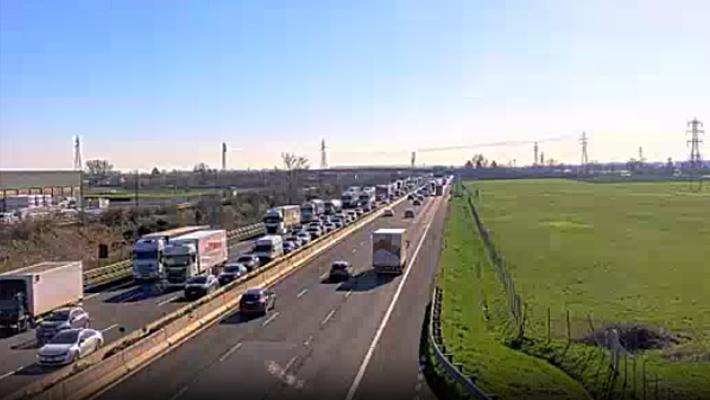 Traffico intenso sulle autostrade: disagi in A1. In Autocisa, code verso Parma per lavori 