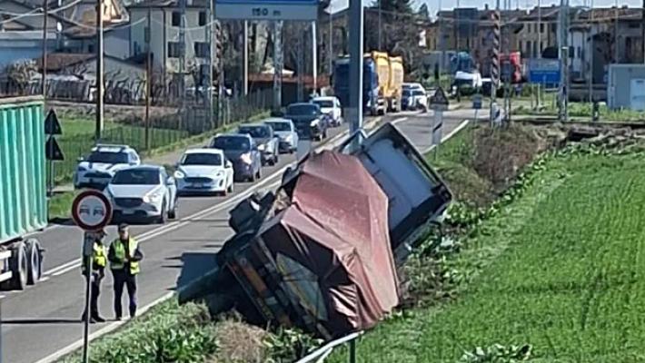 Camion ribaltato su via Mantova a Sorbolo levante‼