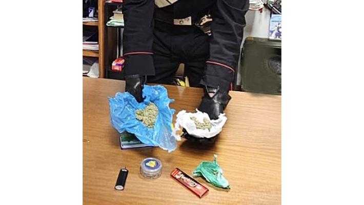Gira di notte con quasi 160 grammi di marijuana in auto, tenta di nascondersi ai carabinieri sdraiandosi sui sedili. Arrestato 42enne straniero