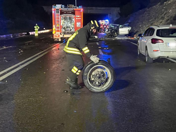  Scontro tra auto e camion, morti 2 ragazzi di 19 anni, altri 2 feriti in provincia di Bergamo