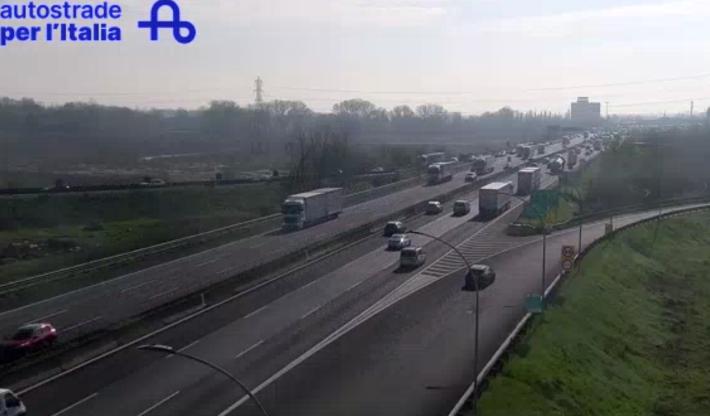 A1, maxitamponamento all'altezza di Reggio Emilia: code e soccorsi in azione