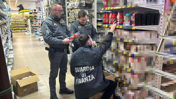 Sequestrati oltre 1300 prodotti non sicuri in un esercizio commerciale cinese a Fidenza