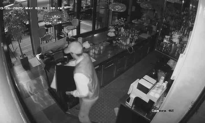 Spacca la porta del bar Chiosco, e poi scappa con il registratore di cassa - Video