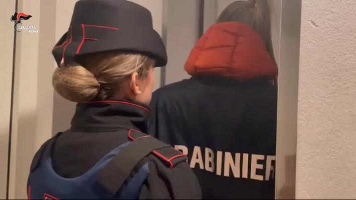 Calci, pugni e violenze, una 54enne subisce due brutali rapine in casa nel giro di un mese: arrestati due uomini e una donna a Parma