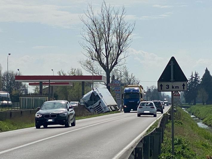 Camion fuori strada in direzione Colorno, disagi sull'Asolana 