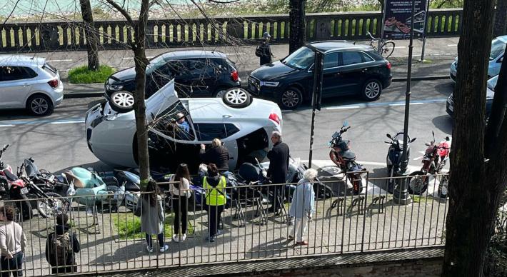 Dopo il filotto di motorini l'auto si ribalta davanti all'Ulivi. Nessun ferito