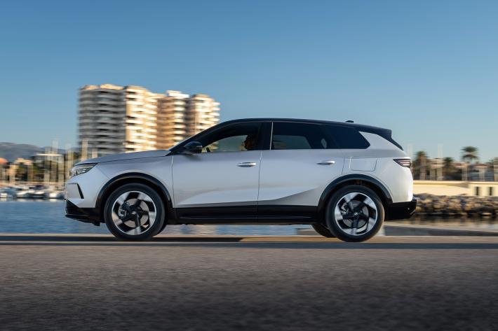 La nuova vita (agiata) di Opel Grandland  