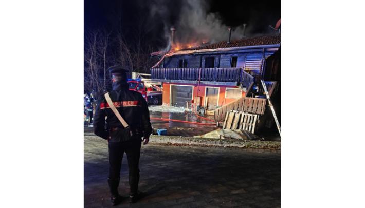 Casa in fiamme a Costa di Borio