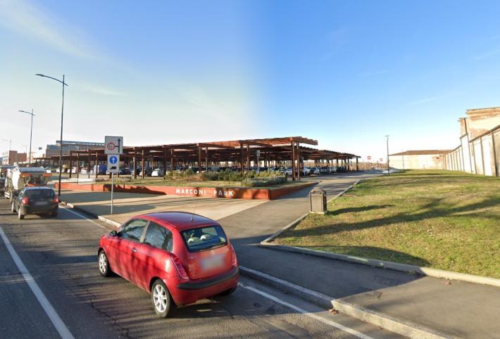 A fuoco i pannelli solari del Marconi park a Fidenza: vigili del fuoco al lavoro