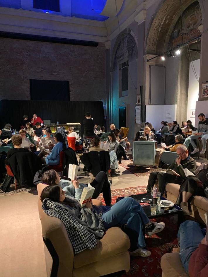 &laquo;Molla il cellulare e leggi con noi&raquo;. Tutti pazzi per il Silent book party  