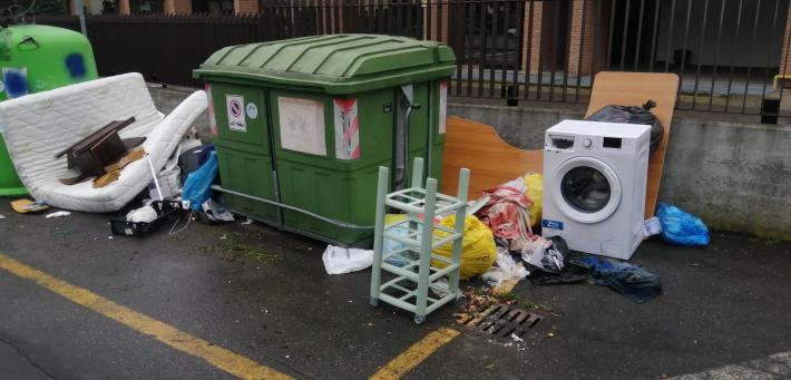 Nuovi rifiuti in via Brescia
