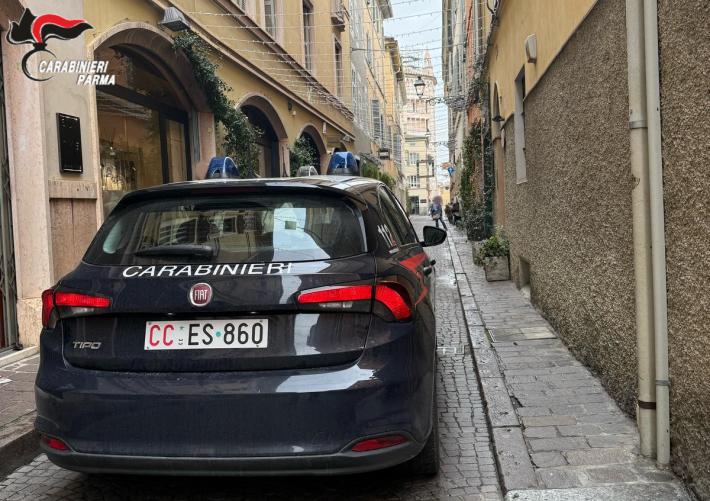 Sfonda la vetrina di un ristorante del centro e ruba 500 euro dalla cassa ma viene incastrato dalle telecamere: denunciato 30enne straniero