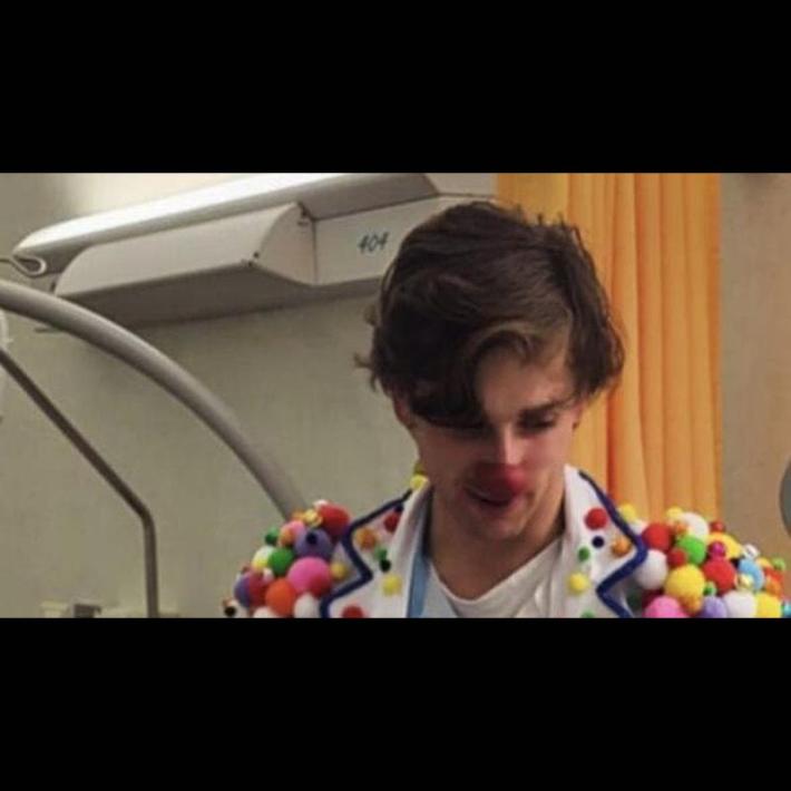 Morto per malore a 26 anni in ospedale dove faceva clownterapia