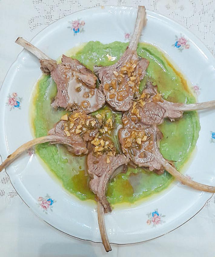 Iniziamo con un carr&eacute; di agnello