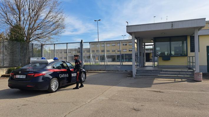 Condannato per lesioni e furto in abitazione, viola le prescrizioni imposte ed evade i domiciliari: arrestato&nbsp;all&rsquo;uomo, in regime di detenzione domiciliare a seguito di condanna, viene revocato il ben