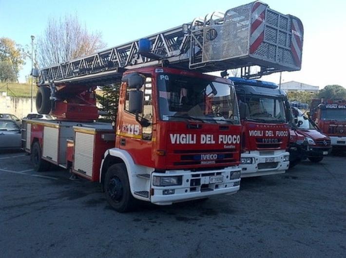 Incendio di rifiuti nel Salernitano, evacuate 16 famiglie