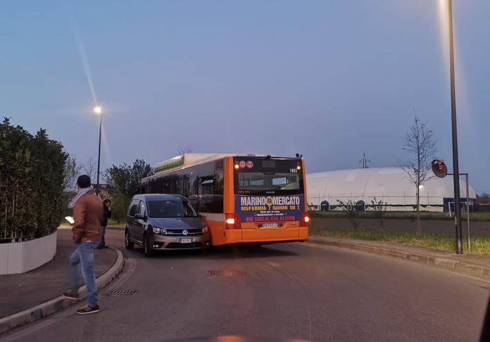 Via Bach,  "fiancata contro fiancata" tra auto e bus