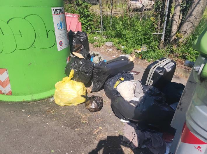 I rifiuti selvaggi viaggiano con la valigia (in via Pasubio)