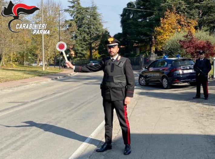 Felino: staziona alla fermata dell&rsquo;autobus ma non sale su nessun mezzo. Controllato dai carabinieri viene trovato in possesso di oltre 20 gr. Di hashish. Denunciato 24enne 