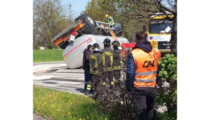 Autocisterna ribaltata