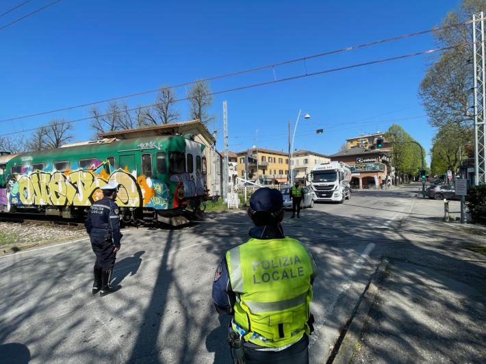 Tre auto incastrate nel passaggio a livello