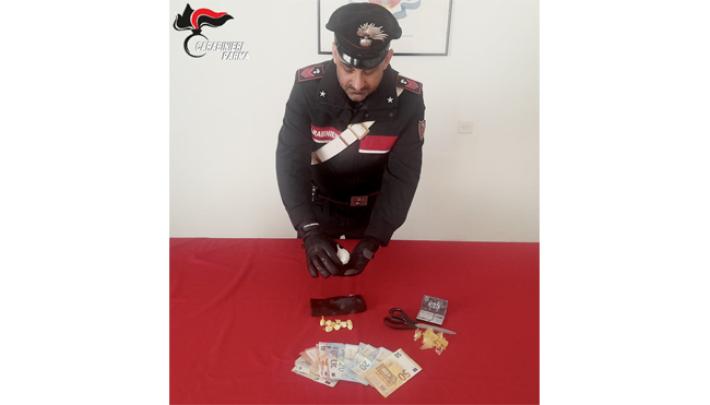 Parma: fermato in auto dai carabinieri viene trovato con 10 dosi di cocaina nascoste sotto la leva del cambio. Nel suo appartamento in centro trovati altri 22 grammi e il kit per il confezionamento. A