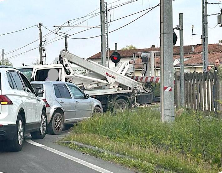 Furgone bloccato sui binari